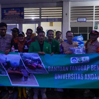 UNAND Salurkan Bantuan Tanggap Bencana bagi Warga Terdampak Banjir di Batu Busuak 