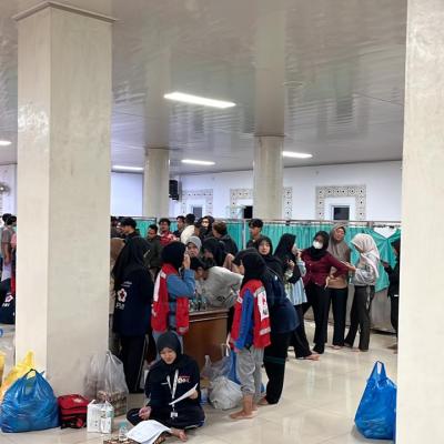 UNAND Salurkan Bantuan Tanggap Bencana bagi Mahasiswa Terdampak di Masjid Nurul Ilmi Universitas Andalas