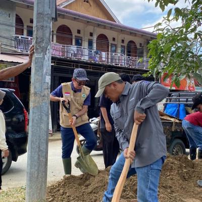 Unand Dan Mahasiswa Kkn Kebencanaan Gelar Gotong Royong Di Simpang Pasir Pasar Baru 