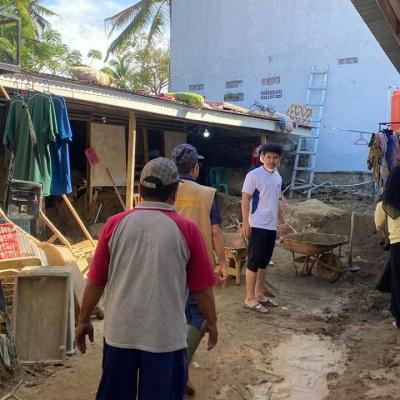 Unand Dan Mahasiswa Kkn Kebencanaan Gelar Gotong Royong Di Simpang Pasir Pasar Baru 