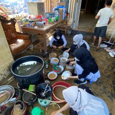 Unand Dan Mahasiswa Kkn Kebencanaan Gelar Gotong Royong Di Simpang Pasir Pasar Baru 