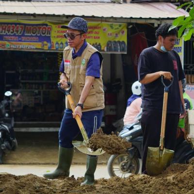 Unand Dan Mahasiswa Kkn Kebencanaan Gelar Gotong Royong Di Simpang Pasir Pasar Baru 