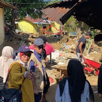 Unand Dan Mahasiswa Kkn Kebencanaan Gelar Gotong Royong Di Simpang Pasir Pasar Baru 