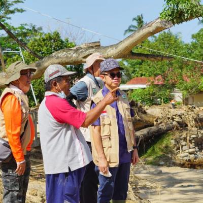 Unand Dan Mahasiswa Kkn Kebencanaan Gelar Gotong Royong Di Simpang Pasir Pasar Baru 