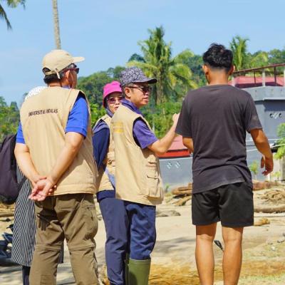 Unand Dan Mahasiswa Kkn Kebencanaan Gelar Gotong Royong Di Simpang Pasir Pasar Baru 