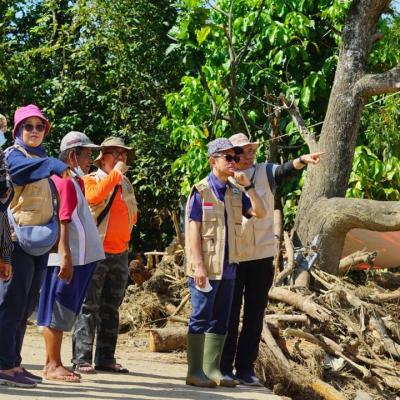 Unand Dan Mahasiswa Kkn Kebencanaan Gelar Gotong Royong Di Simpang Pasir Pasar Baru 